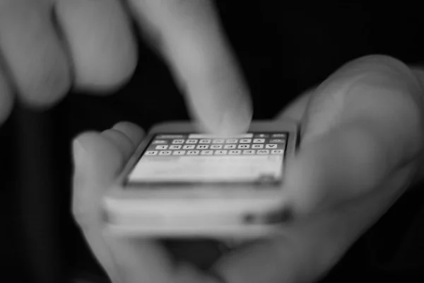Cittadino riferisce alla polizia che uno lo stava minacciando al telefono: Cancellando alcuni dettagli