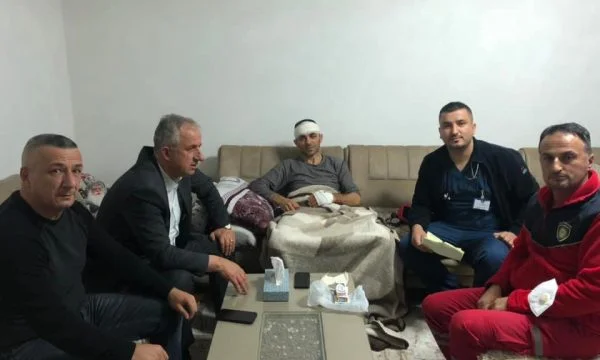 Le maire de Suhareka visite le policier qui a été massacré pendant son service : C'est progressivement la guérison.