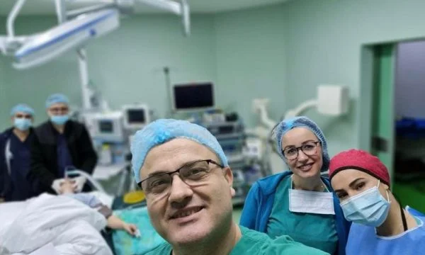 Es kommt oft im Kosovo vor: Sind Ärzte geheim im Operationsraum erlaubt?