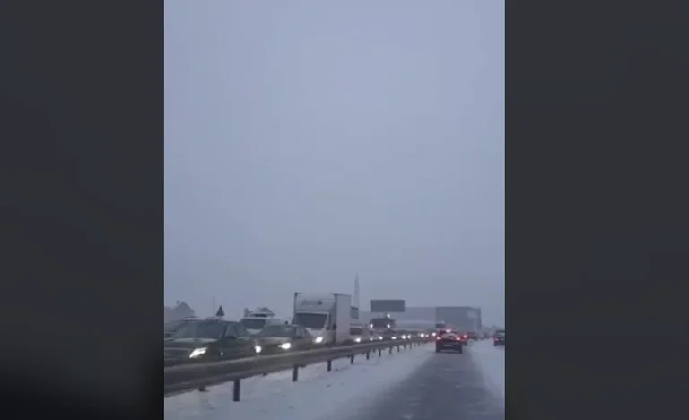 Corrientes de nieve fluyen por las calles de Kosovo