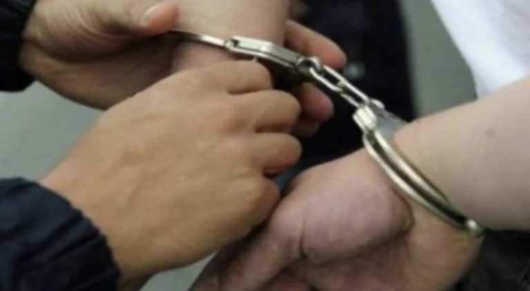 La polizia prende il ladro di vetro, prende le manette.