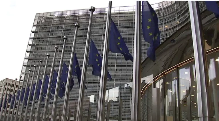 In Trauer mit Sassol: Die Flaggen der EU in halb-scroll