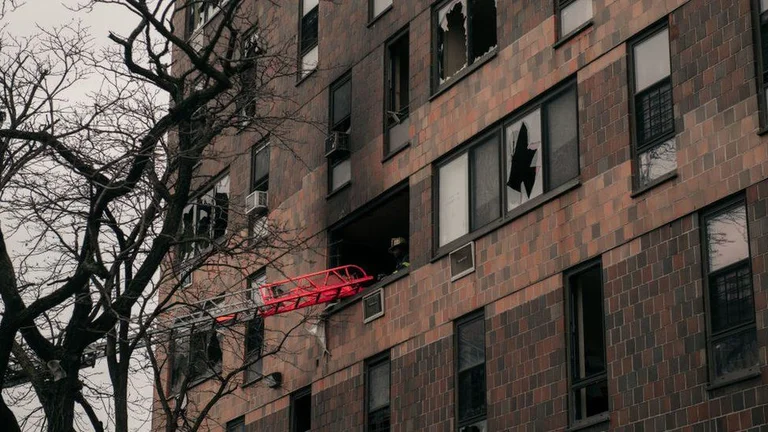 Albanisch Säka unter den Feueropfern in Bronx