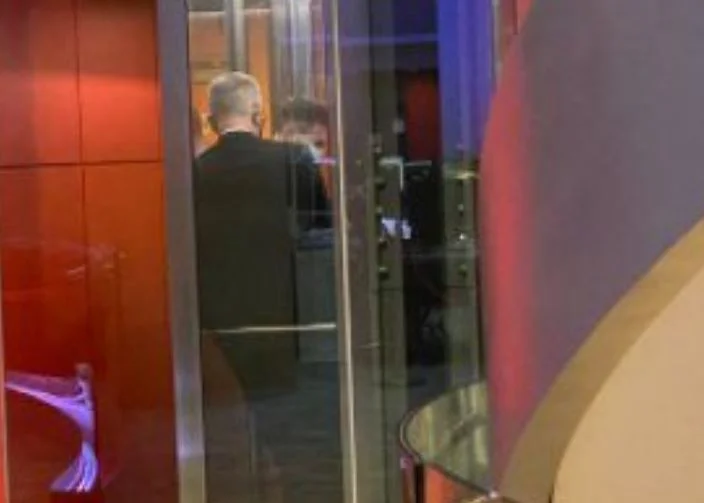 Ministro británico atrapado en el ascensor de la BBC, tarde en el show en vivo.