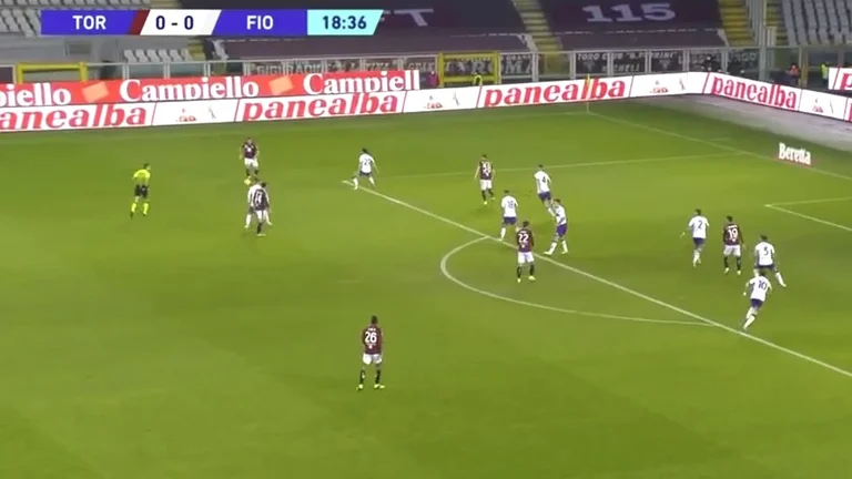 Guarda come Vojvoda guarda l'obiettivo sul piatto con questo grande aiuto.