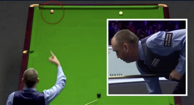 Ce lancer de Mark Williams dans la piscine est tellement impossible que la logique est difficile à expliquer