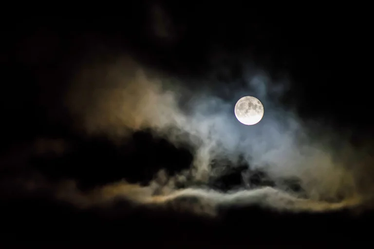Ces trois signes vont se détendre pendant la pleine lune de janvier
