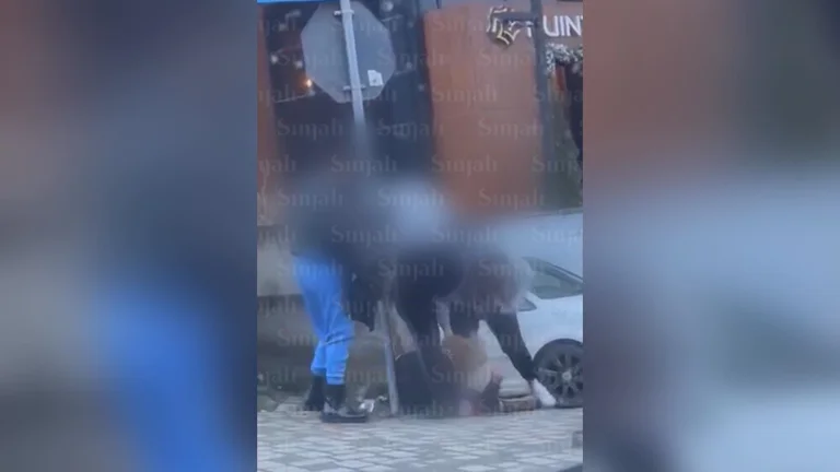 La fille qui a été battue par deux autres à Pec dit à la police que c'est arrivé à cause d'insultes.