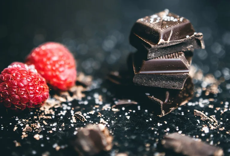 Le chocolat noir nous rend plus heureux, ce que les chercheurs ont découvert