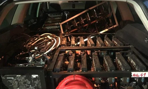 La policía toma el coche llevando equipo de criptovalta a Drenas