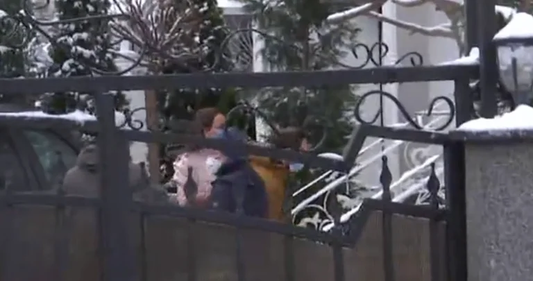 Il momento in cui la moglie di Kadri Wessel la ospita nel cortile