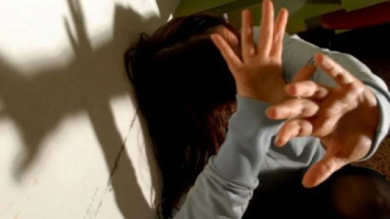 Bloodov: Un marido golpea a su esposa con un cable