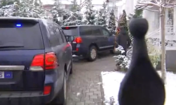 Kadri Wessel kommt zu Hause, wird von seiner Frau empfangen