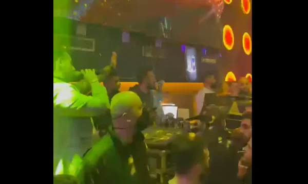 Das Labor stellt die Polizei an der Bar vor, wo sie singen: Hinterlassen Sie diese Batterie. Ich bin nicht blind.