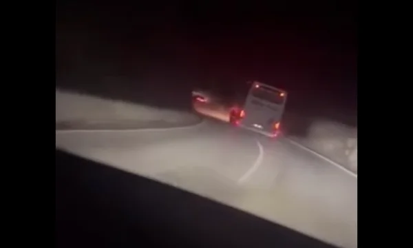 Der Busfahrer macht nach der Überquerung der Grenze an Merdare gefährlich