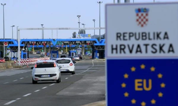 Cerca de mil euros multa por 15 kilogramos de queso, el exilio sufre en la frontera con Croacia