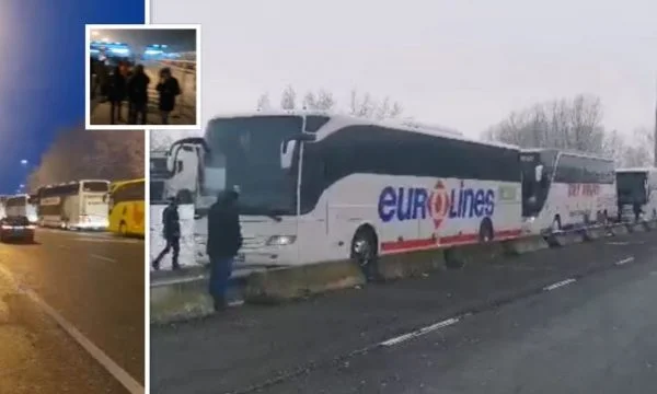 Quelle torture : plus de 20 heures de compatriotes attendent à la frontière Serbie-Hungari