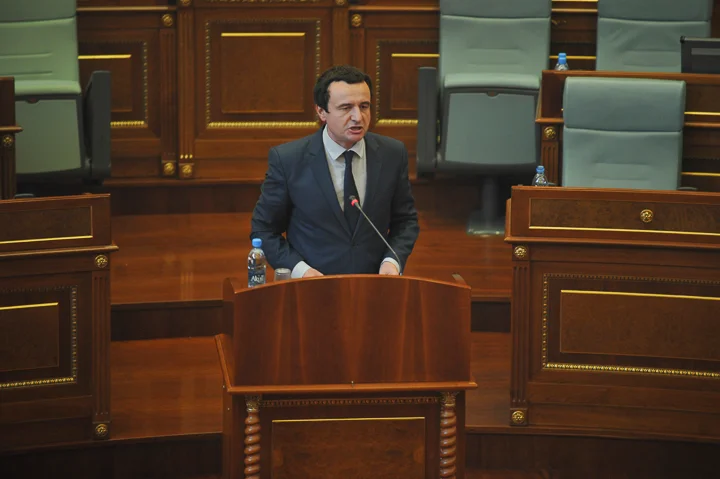 Il deputato dice a Kurt: Ha comprato il potere la mattina per la sera e ha detto alla gente del frigorifero.