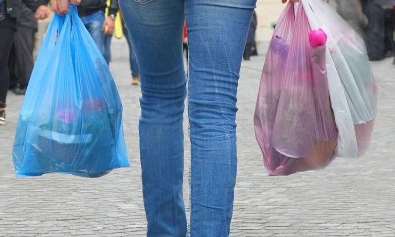 La compra del gobierno de bolsas de plástico da detalles