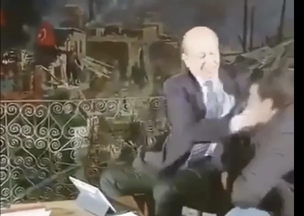 Der türkische Journalist wird wütend: Er slapt den Kameramann im Interview.