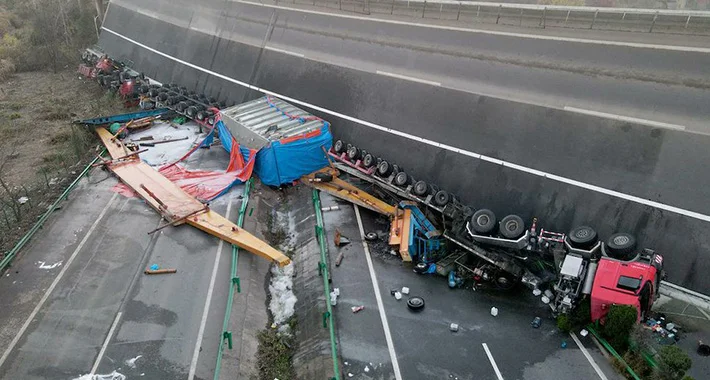 Es gibt einen Überpass, vier Tote.