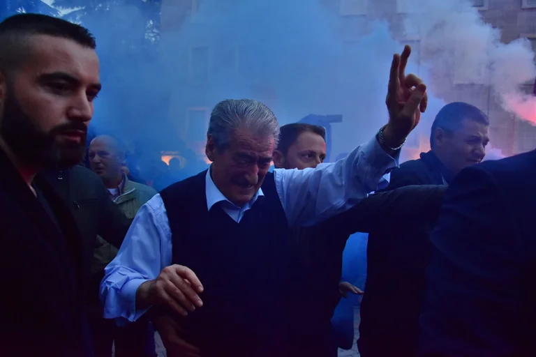 Sali Berisha da 4 razones para la protesta contra Vuciqi, pero la forma en que lo haces es muy interesante