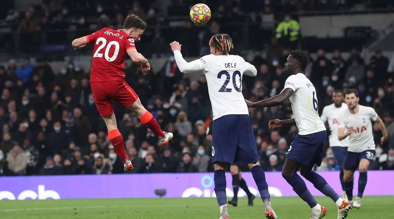 Liverpool equa dieci giocatori contro Tottenham, molte decisioni controverse