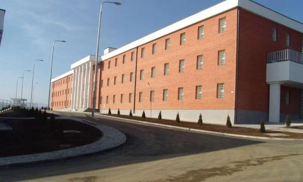 Schweizer Medieneisen mit Kosovo-Dänemark Gefängnisvertrag