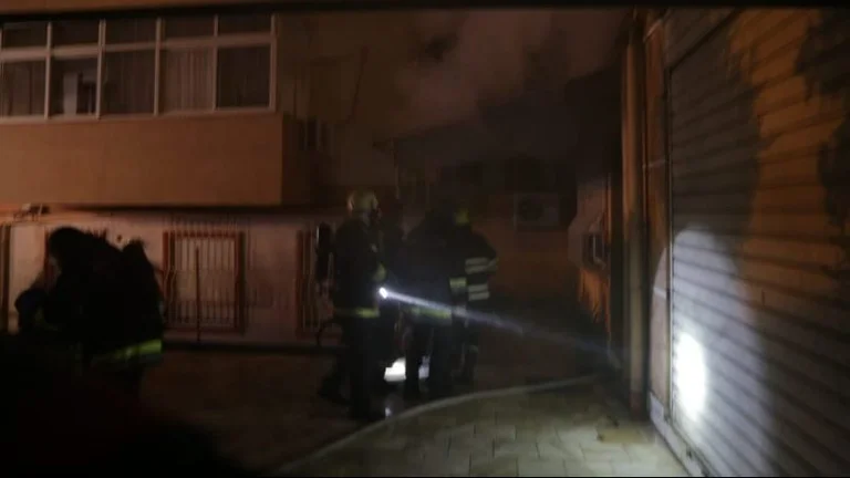 Feuer eine Residenz in Tirana, stirbt allein 90 Jahre alt