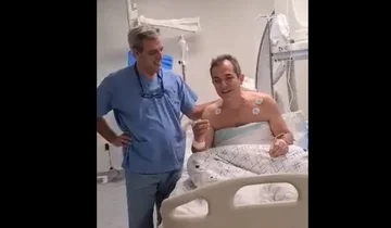 El paciente sale cantando desde la sala de operaciones en QKUK