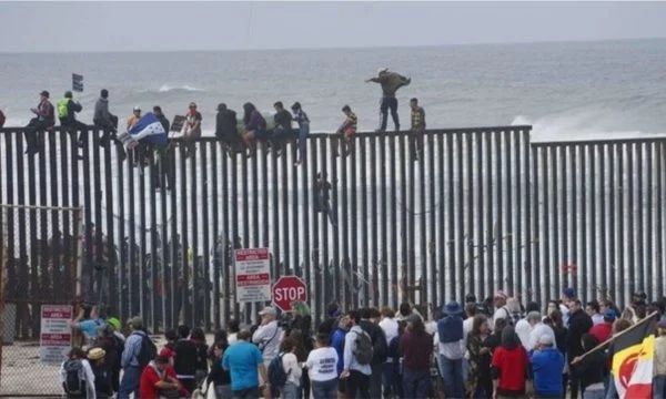 Die Wand mit Mexiko, Texas beginnt die Fertigstellung des <x0vepra”