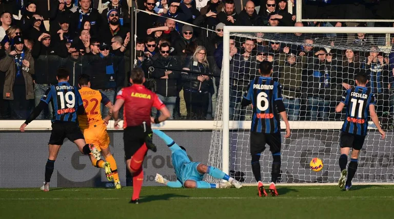 Roma derrota fácilmente a Atalantan