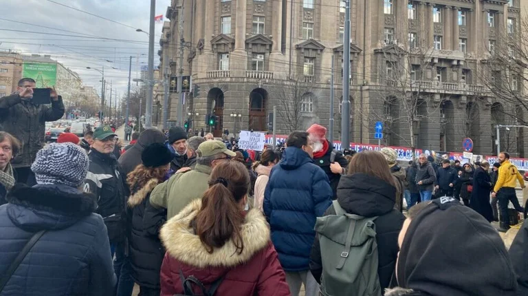 Proteste vor der serbischen Regierung, Vucinqi gab Weihnachtstermin