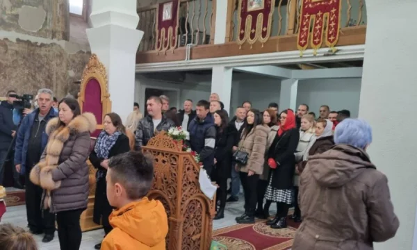 I serbi tengono la liturgia a Pristina, scrive Petkoviqi