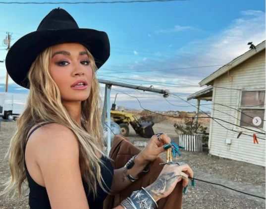 Rita Ora semble incroyable dans le nouveau clip vidéo