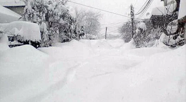 Des blocs de neige trois familles à Zlata, Pristina