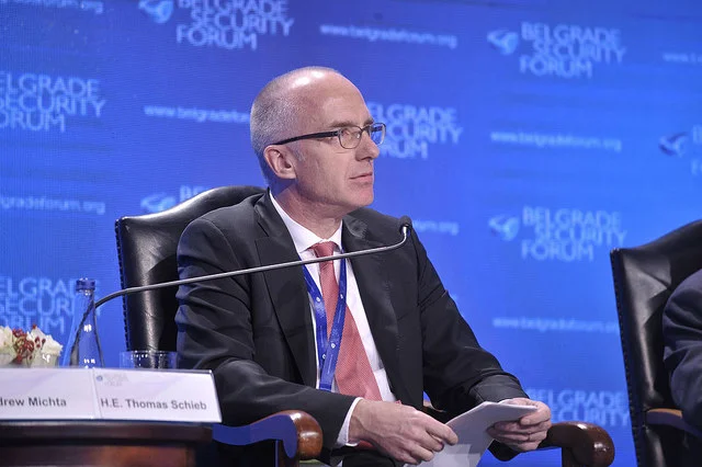 Ambasadori gjerman e kundërshton gazetarin serb: BE-ja dhe SHBA-ja s’po tregohen të buta me Kosovën