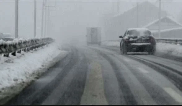 Estas son carreteras impasibles sin equipo de invierno en Kosovo