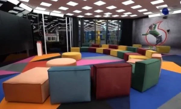 Dos antiguos residentes de la famosa casa son atrapados abrazando y utilizando