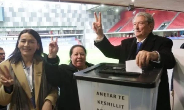 Sali Berisha reta a EE.UU.: espera votar en el centro de votación frente a la Embajada de EE.UU.