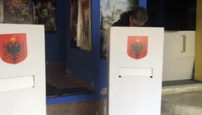 Referendumsabstimmung gestartet, Sali Berisha Befürworter stimmen für Basha Entlassung