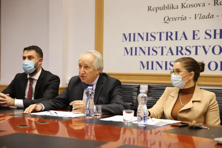 Il ministro Latifaj si riunisce con i sindaci dei comuni, ma senza sindaci