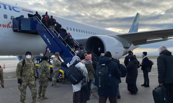 Ein weiterer 79 Afghanen verlassen Kosovo in die USA
