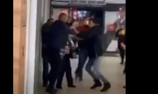 Die Anklage erhebt alle, die an der Maske kämpfen