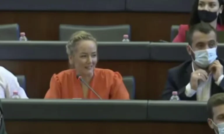 Adriana Matoshi kehrt zur Versammlung zurück: Warten mit Handschuhen