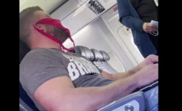 Der Mann verlässt das Flugzeug nach dem Puten von Tanga statt der Maske: David weiß nicht, dass wir in der Luft sind.