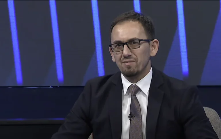Le journaliste de KTV regarde quand il signale le résultat de la crédibilité avant Kurt: Je vais voir un médecin.