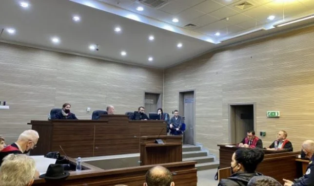 Il processo di omicidio per il figlio di mio zio, il procuratore dice che un coltello era stato trovato nell'auto dell'accusato.