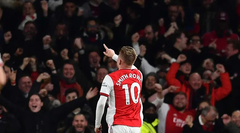 Arsenal triunfa en la derby en llamas de Londres