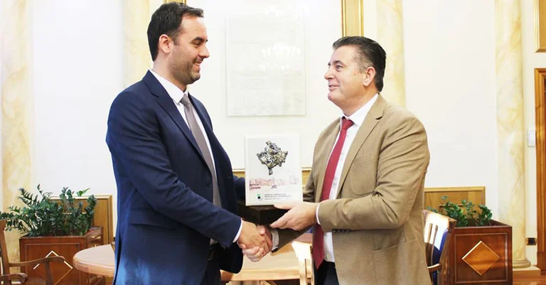Conjufca pour Agim Bahtirir : C'est un universitaire en égouts et conduites d'eau.